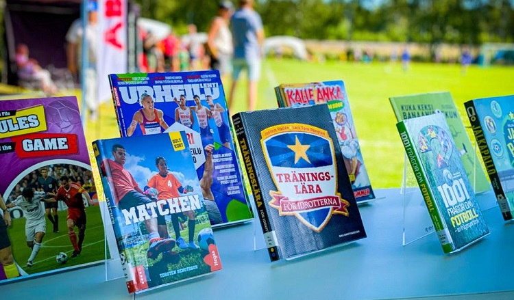 Böcker med idrottstema på ett bord.