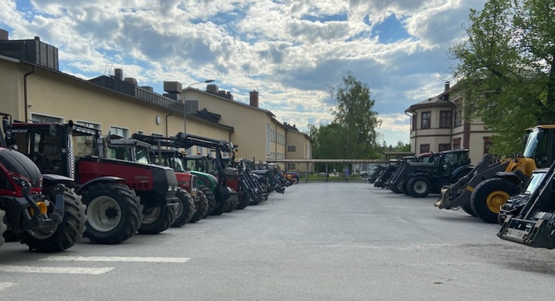 Traktorer uppradade på skolgården.