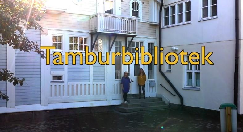 Läsambassadörerna på trappan till Tölö daghem