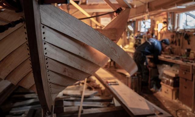 Närbild på en träbåt som  håller på att byggas