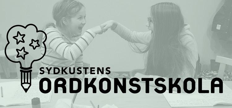 En tonad bild i gråblått, med två ordkonstelever skymtar. På det Sydkustens ordkonstskolas logo.