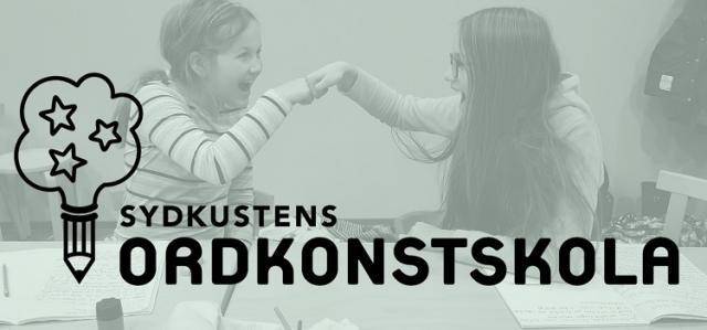 En tonad bild i gråblått, med två ordkonstelever skymtar. På det Sydkustens ordkonstskolas logo.