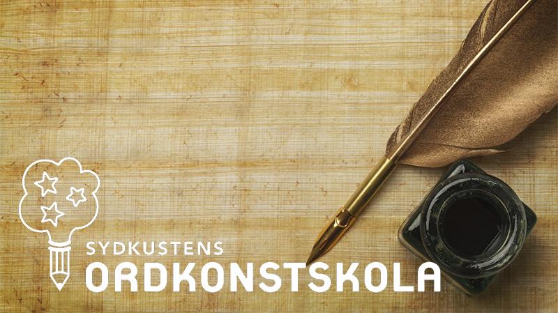 En fjäderpenna och ett bläckhorn på beige bakgrund med Sydkustens ordkonstskolas logo nere i vänstra hörnet.