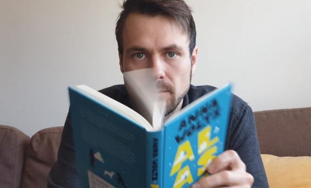 Bloggförfattaren Mikael Gros sitter och läser en bok.