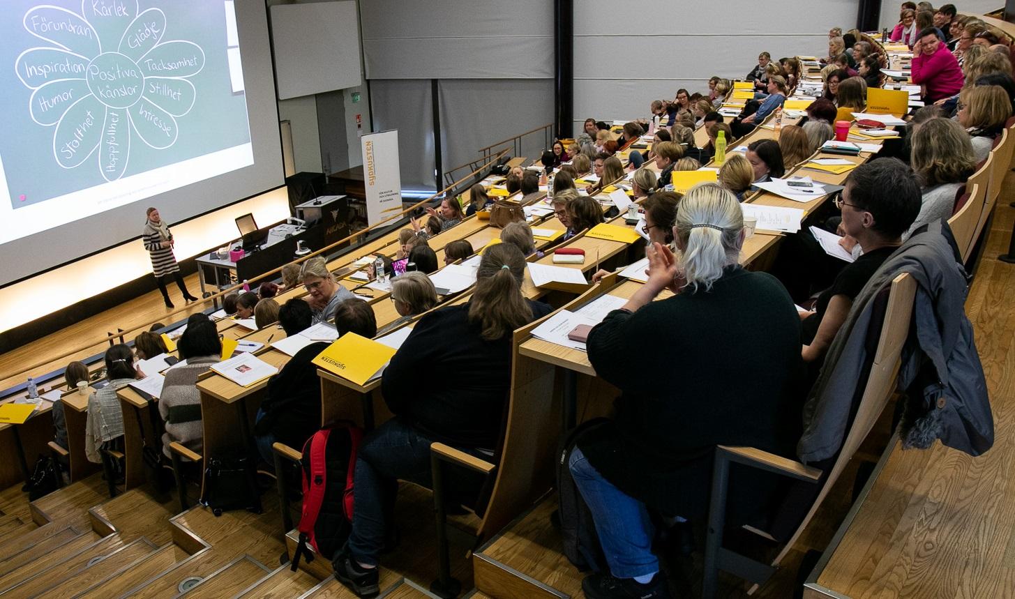 Ett auditorium fyllt med personer på seminarium.