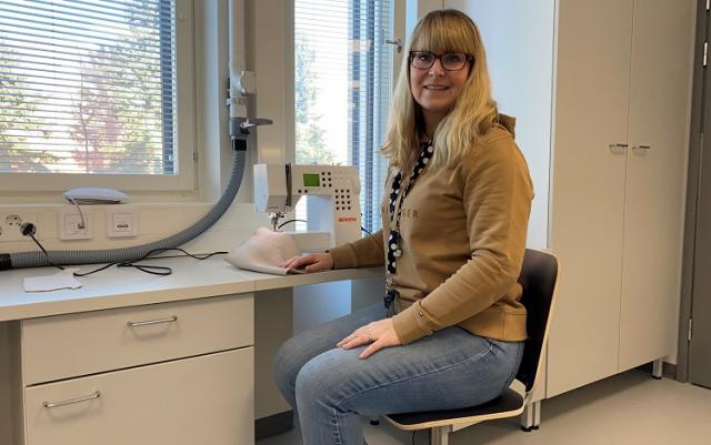 Patricia Weckman vid en symaskin.