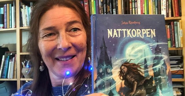 Läsambassadör Henrika Andersson med boken Nattkorpen i handen.