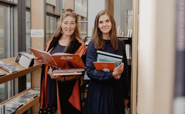 Läsambassadörerna med famnarna fulla av böcker.