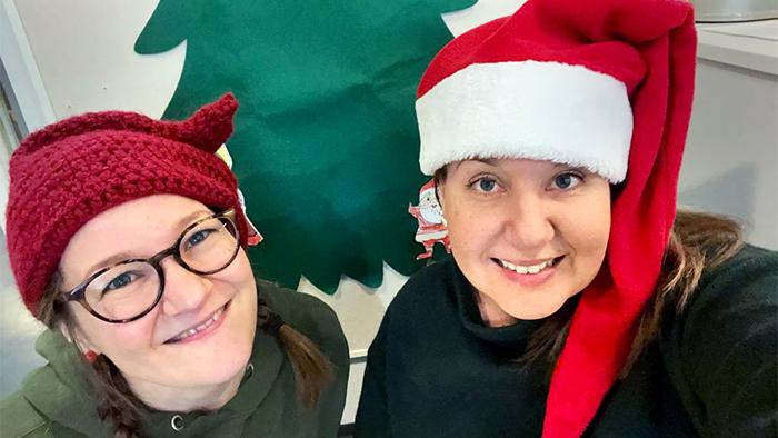 Maja Ottelin och Petra Norrgård i tomteluvor