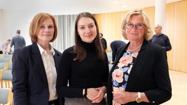 Direktör Christel Björkstrand, ordförande Julia Ståhle och årsmötets ordförande Ulla Achrén
